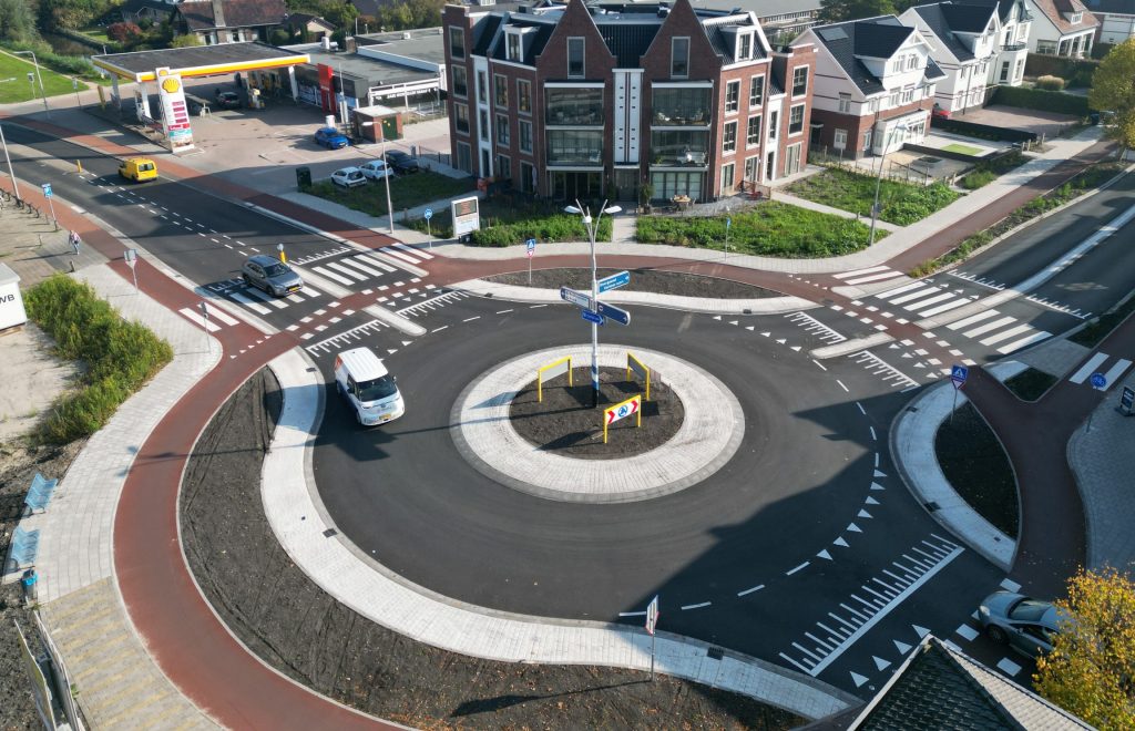 Een luchtfoto van de rotonde bij de Passage.