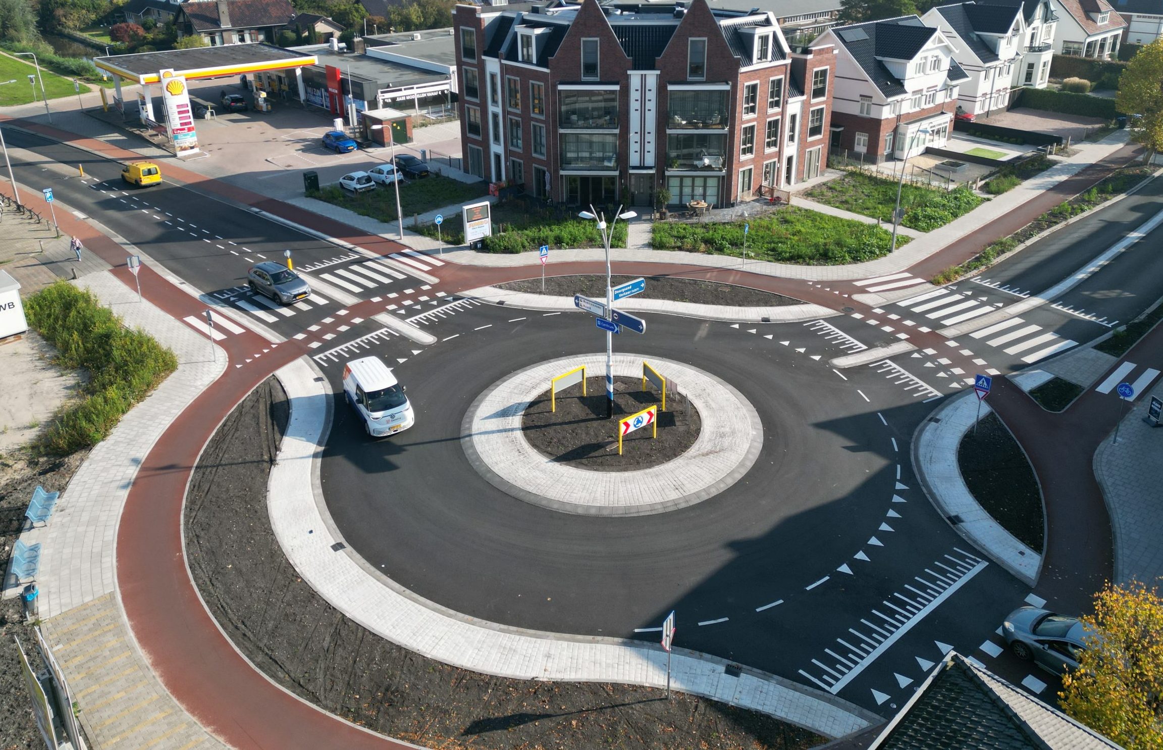Een luchtfoto van de rotonde bij de Passage.