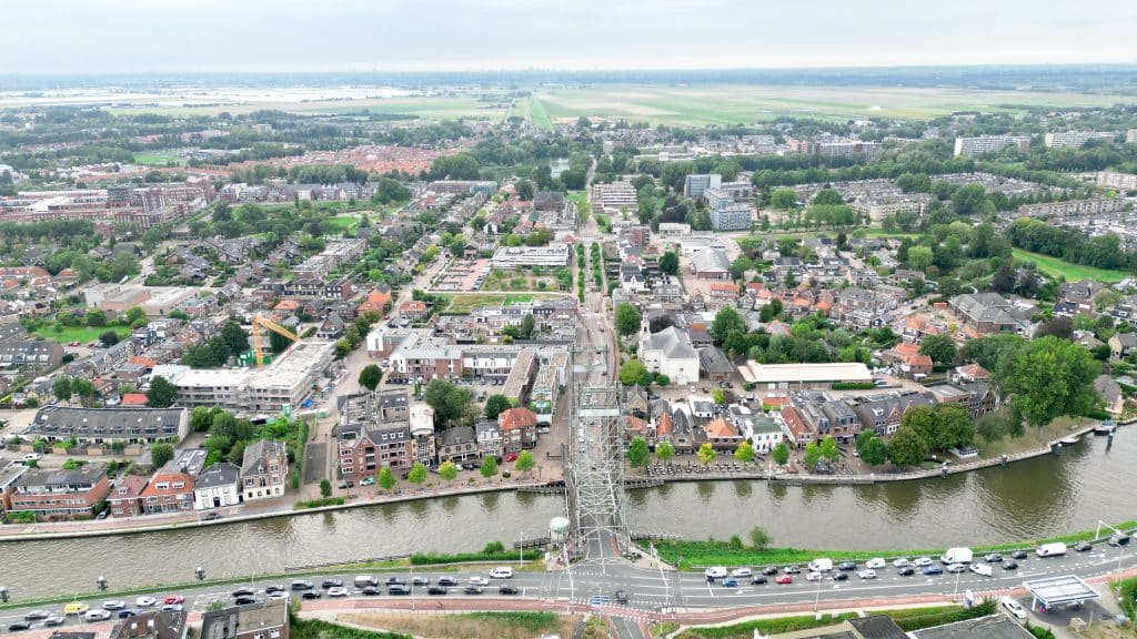 Luchtfoto vanaf de Brugweg richting het Sleutelkwartier. Onderin zijn de Gouwe en de Hefbrug te zien, daarboven het Sleutelkwartier.