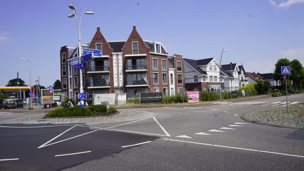 De rotonde naast de Passage. Op de achtergrond is de Kerkweg-Oost Ter Linde te zien. Rechts loopt de weg richting de Hefbrug.