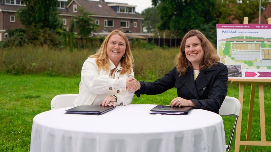 Intentieverklaring ondertekend door Susan van der Steen, directeur-bestuurder van Woonpartners Midden-Holland, en Femke Vleij, wethouder van de gemeente Waddinxveen.