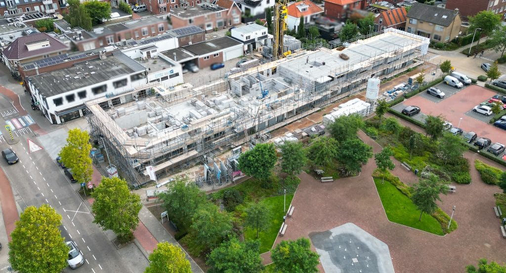 De Beukenhof in aanbouw, met steigers rondom het gebouw.
