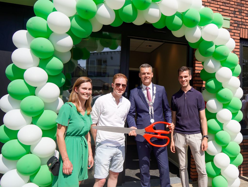 De burgemeester opent de apotheek samen met huisartsen en de aptheker