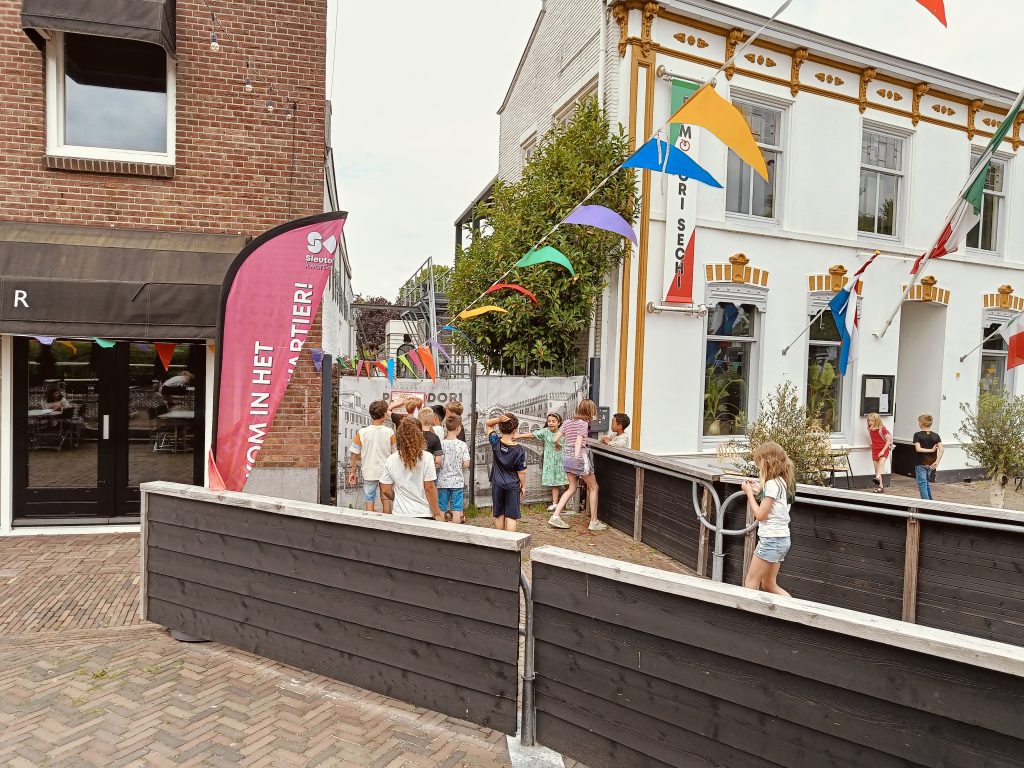 Kinderen rennen rond op de Nesse op zoek naar alle antwoorden voor het puzzelblad
