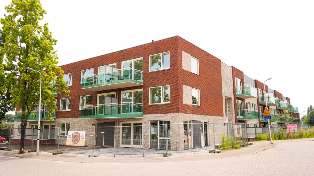 Waddinxveen Centraal, een appartementencomplex vlakbij het station. De bouwhekken staan er nog om heen, verder is het gebouw helemaal klaar.
