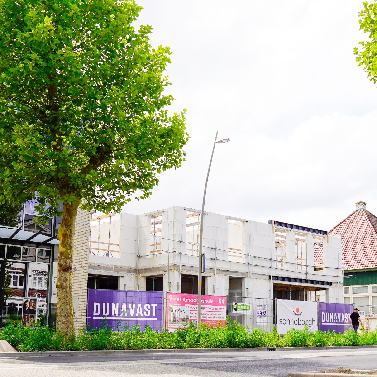Het amadeushuis in aanbouw, de eerste verdieping staat er al op. Je ziet de betonnen muren.