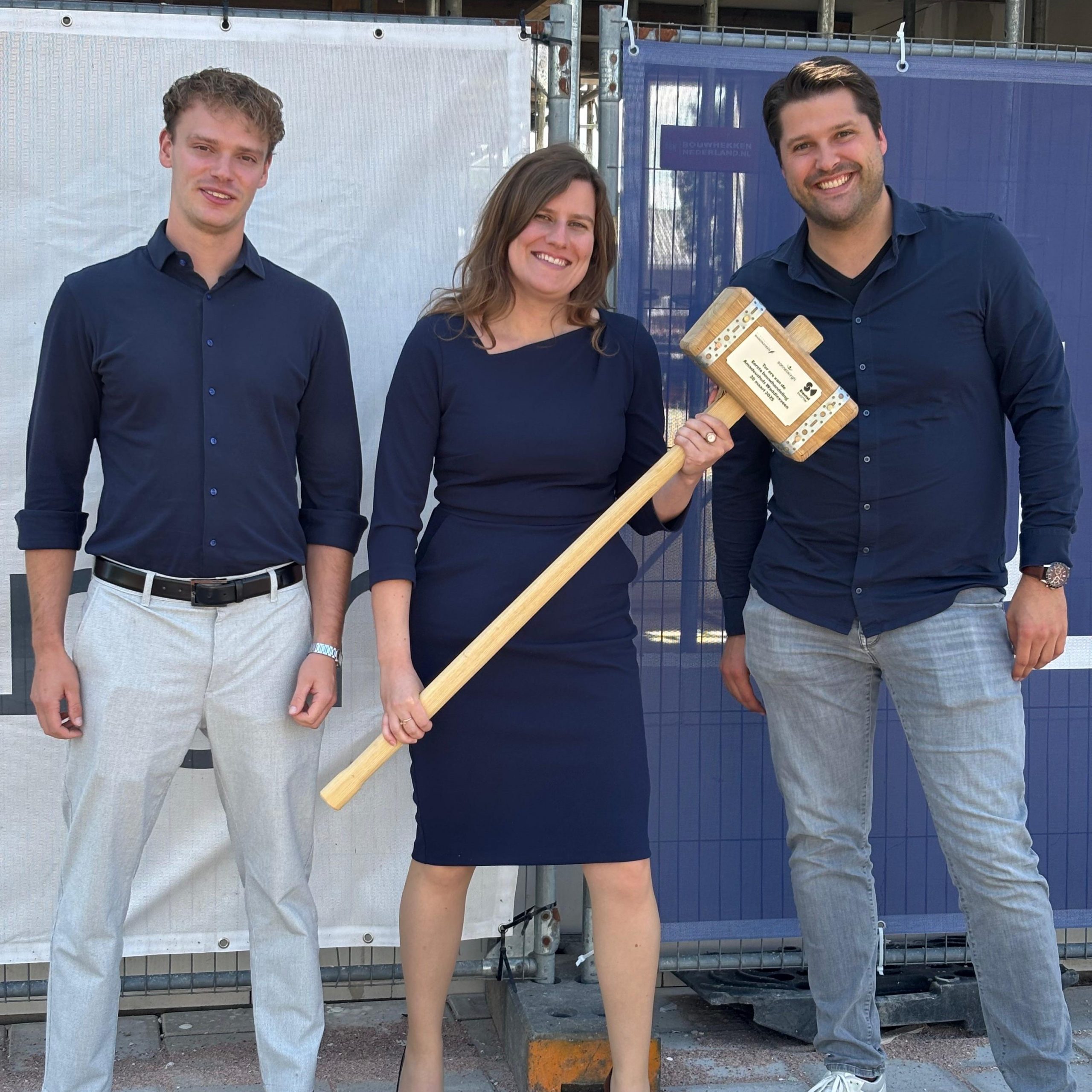 Jard van der Heijden (projectleider Gemeente Waddinxveen) Femke Vleij (wethouder gemeente waddinxveen en Pim van den Broek Projectleider Sonneburgh staan met een hamer in de handen. Hamer is overhandigd als gebaar voor de eerste paal bij het amadeushuis