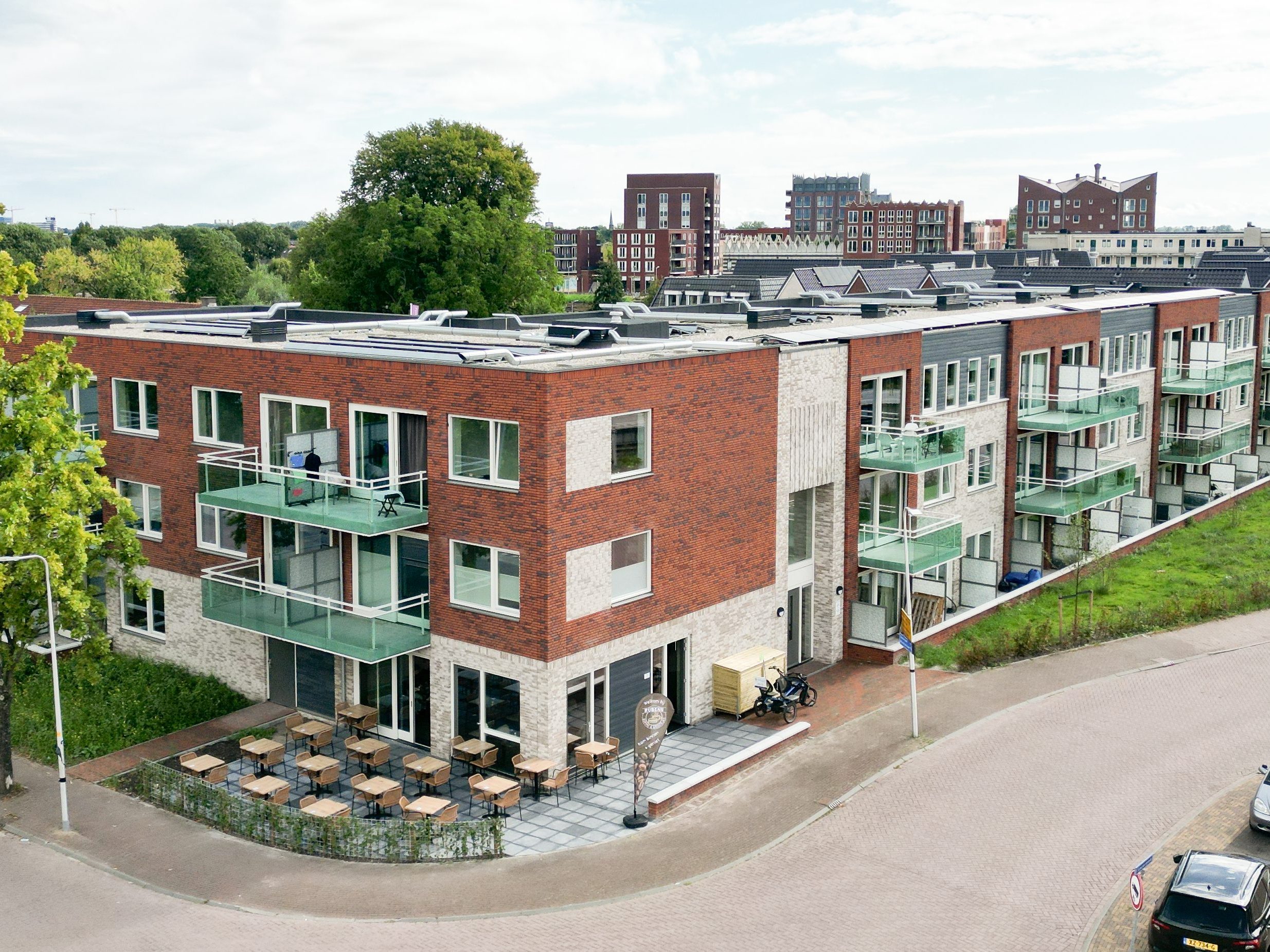 Waddinxveen centraal uit de lucht, hele appartementencomplex is zichtbaar. Het gouweplein is in de verte zichtbaar.