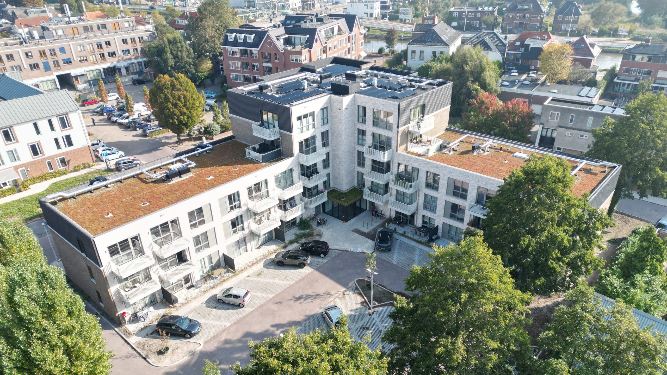 Luchtfoto van de binnenkant van het gebouw aan het raadhuisplein. De parkeerplaatsen zijn zichtbaar.