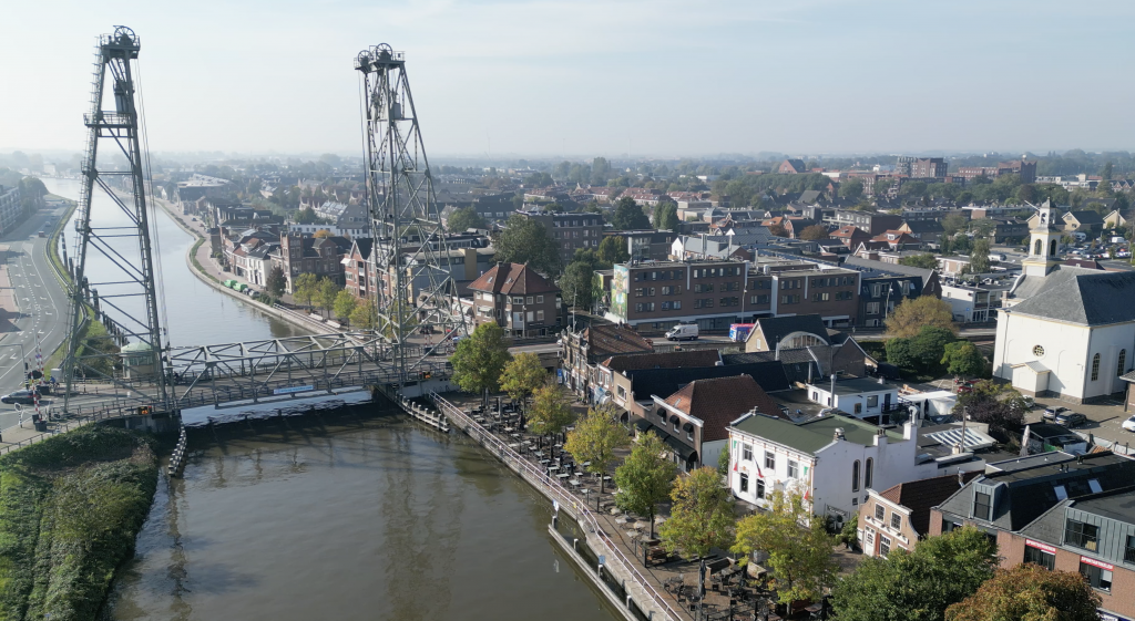 Luchtfoto van de Nesse met de Hefbrug en de Nesse goed in beeld 