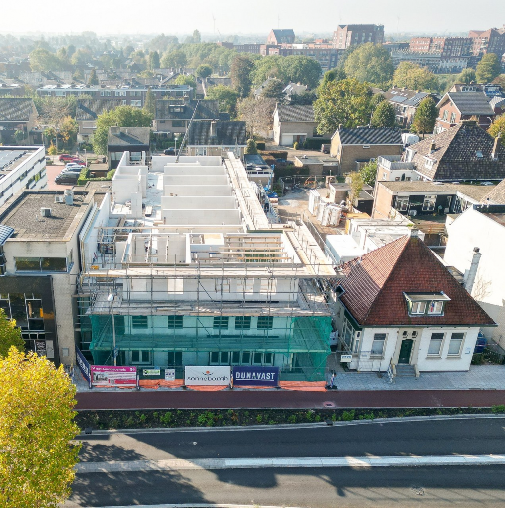Je ziet het beton van het Amadeushuis staan met nog steigers eromheen.