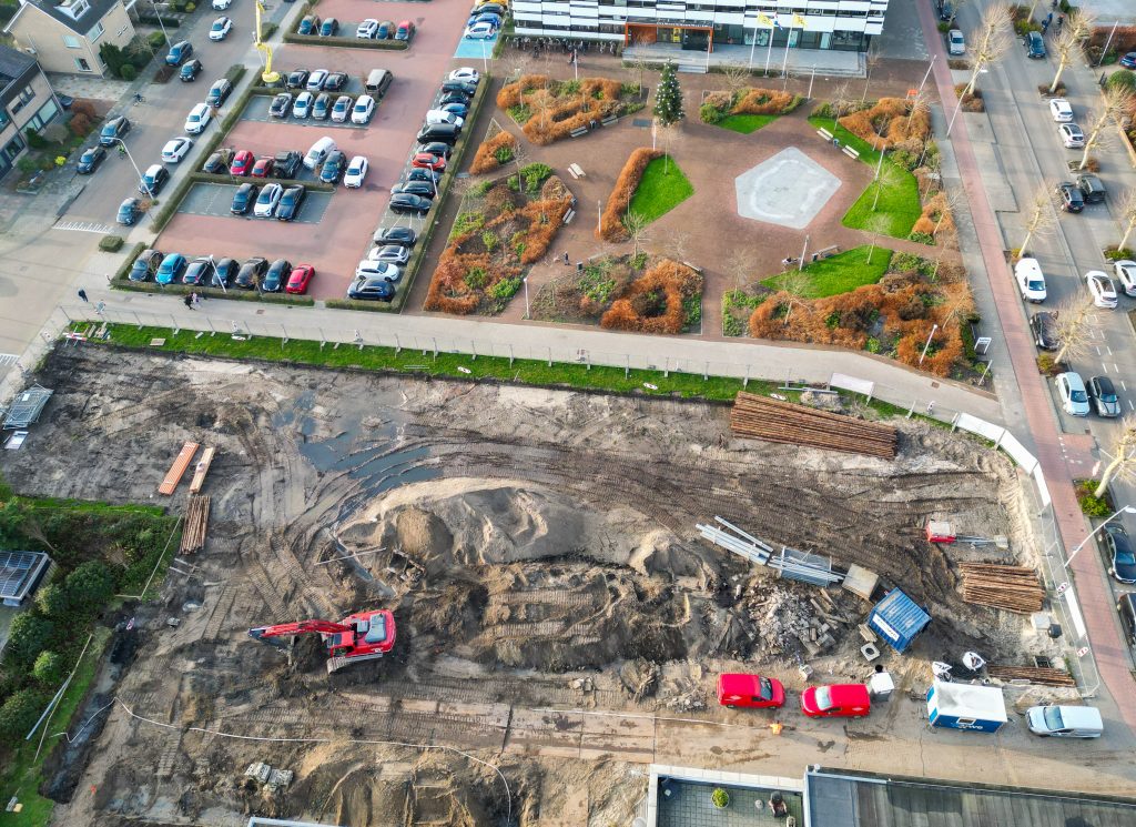 Luchtfoto van het bouwterrein de Beukenhof. Het park en het gemeentehuis is ook nog zichtbaar in de verte.