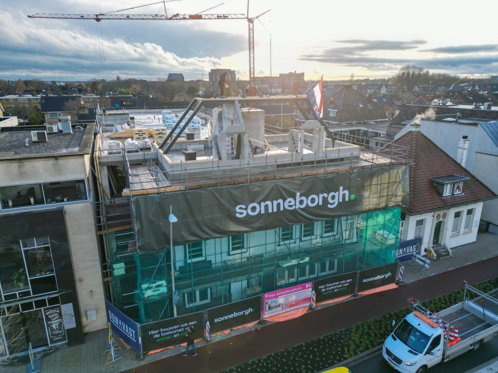 Luchtfoto Amadeushuis waar de vlag wappert.