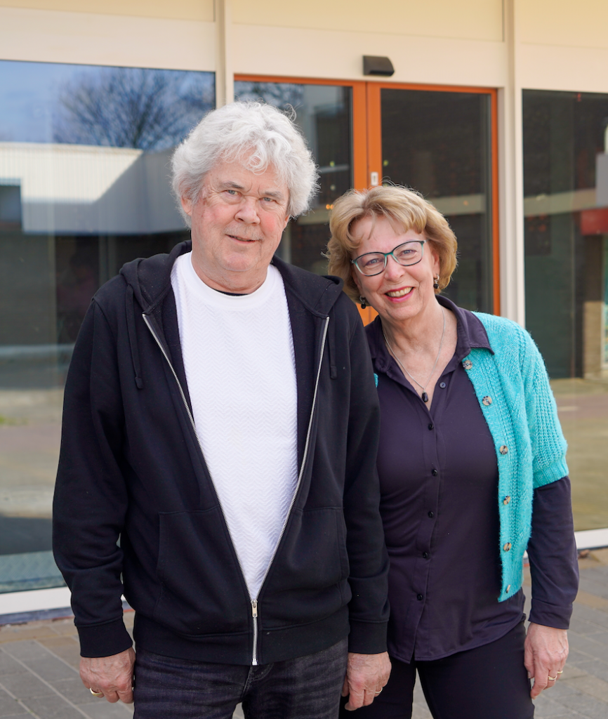 Huub en Hanneke Kooijman staan voor de muziek school van hun zoon.