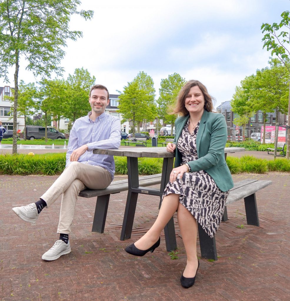 Wethouder Femke Vleij maakt kennis met kunstenaar Rick Abelen en zijn toekomstige kunstwerk ‘Boven de Beuken’ in Park Beukenhof.