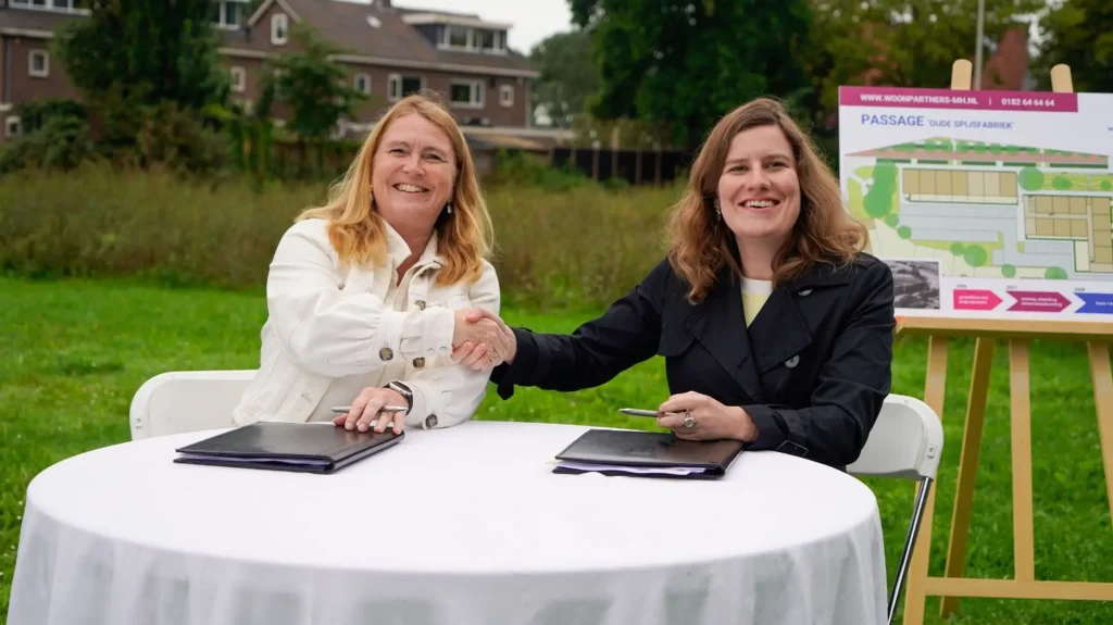 Intentieverklaring ondertekend door Susan van der Steen, directeur-bestuurder van Woonpartners Midden-Holland, en Femke Vleij, wethouder van de gemeente Waddinxveen.